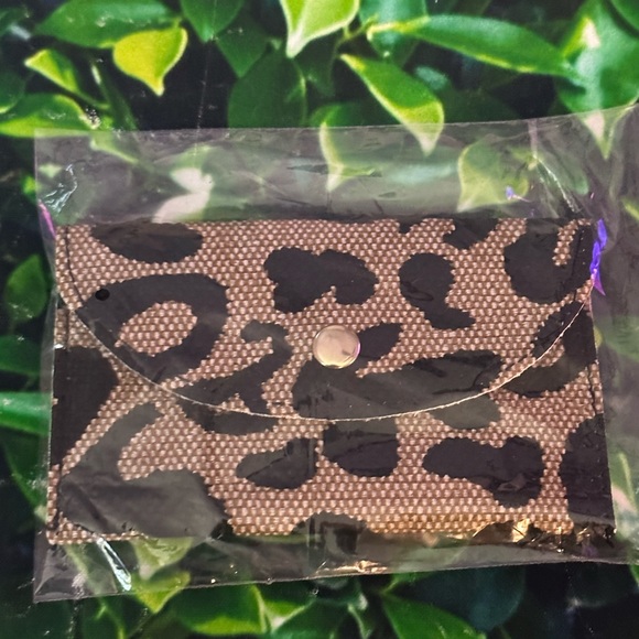 NWT SHEIN Leopard Gold Button Card Case - Picture 3 of 6